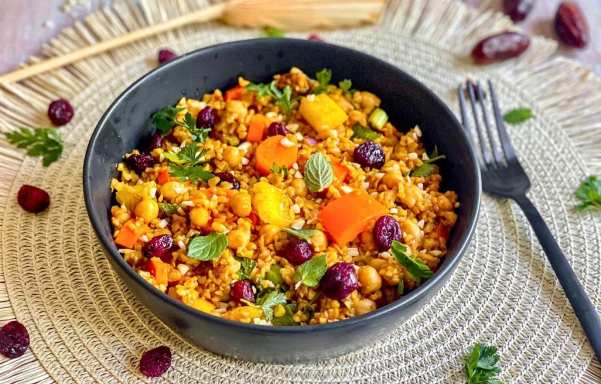 Veganer Bulgursalat mit Gemüse und Kräutern in einer Schüssel.
