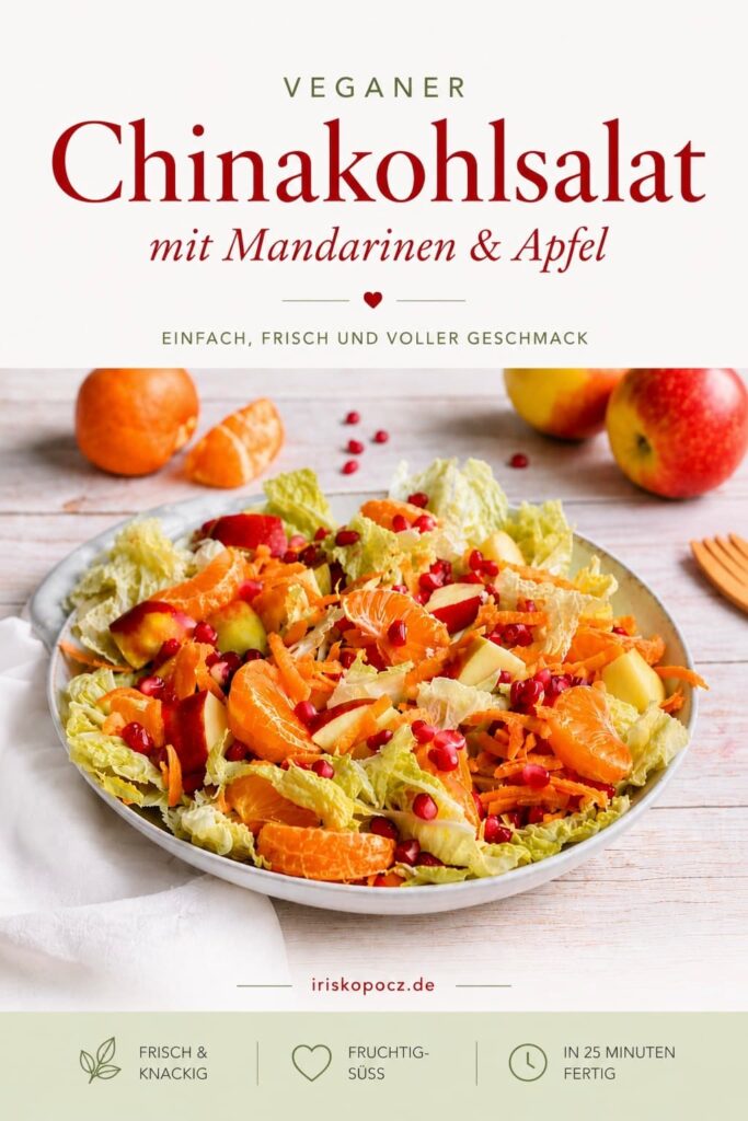 Chinakohlsalat mit Mandarinen, Äpfeln, Karotten und Granatapfelkernen in einer Schüssel-Pin.