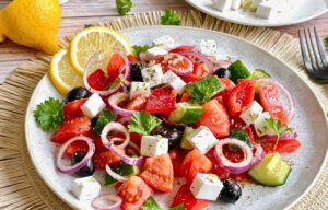 Veganer griechischer Salat auf einem Teller.