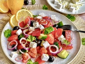 Veganer griechischer Salat auf einem Teller.