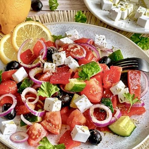 Veganer griechischer Salat auf einem Teller.