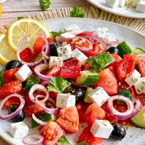 Veganer griechischer Salat auf einem Teller.
