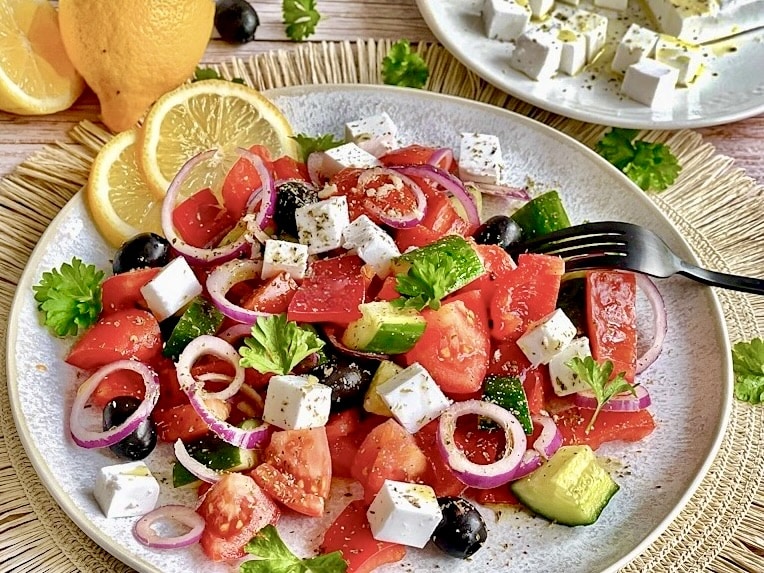 Griechischer Salat - einfach, schnell &amp; vegan – Iris Kopocz