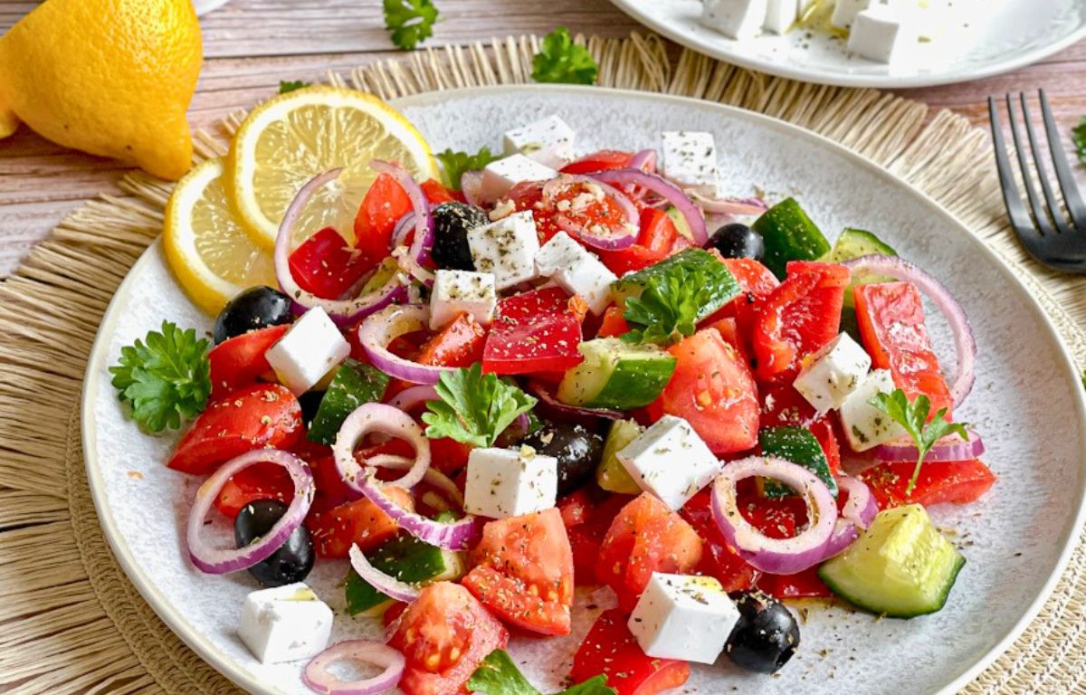 Veganer griechischer Salat auf einem Teller.