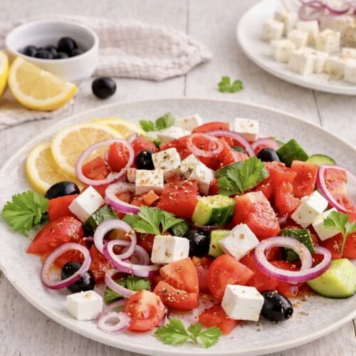 Veganer griechischer Salat auf einem Teller.