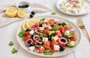 Veganer griechischer Salat auf einem Teller.