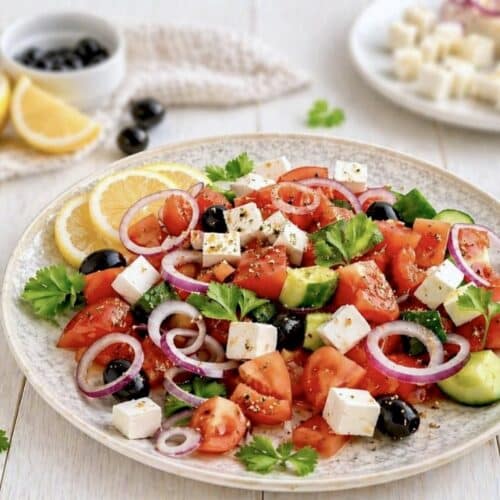 Veganer griechischer Salat auf einem Teller.