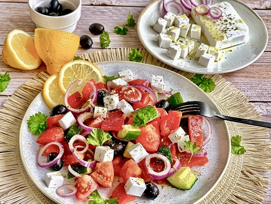 Veganer griechischer Salat auf einem Teller.