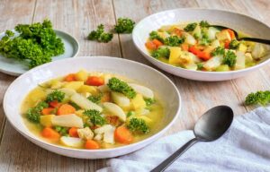 Veganer Mairübchen-Eintopf mit Gemüse, Kartoffeln, Räuchertofu.