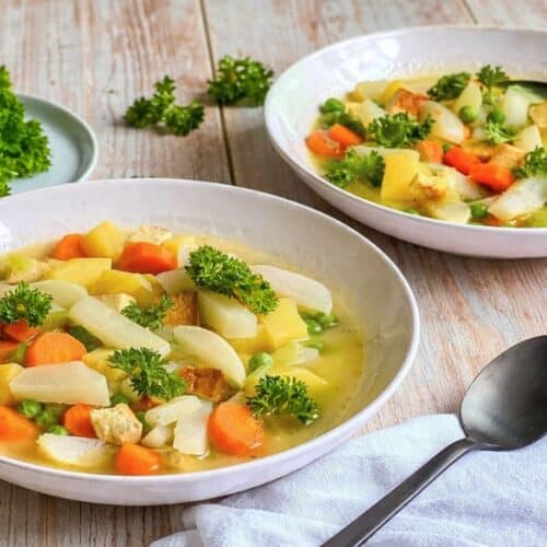 Veganer Mairübchen-Eintopf mit Gemüse, Kartoffeln, Räuchertofu.