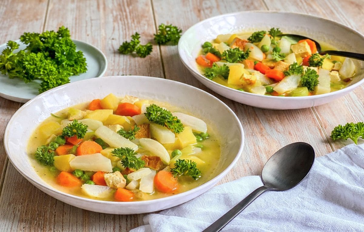 Veganer Mairübchen-Eintopf mit Gemüse, Kartoffeln, Räuchertofu.
