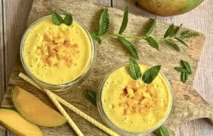 Veganer Mango Lassi in zwei Gläsern.