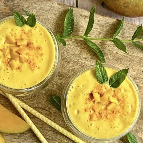 Veganer Mango Lassi in zwei Gläsern.