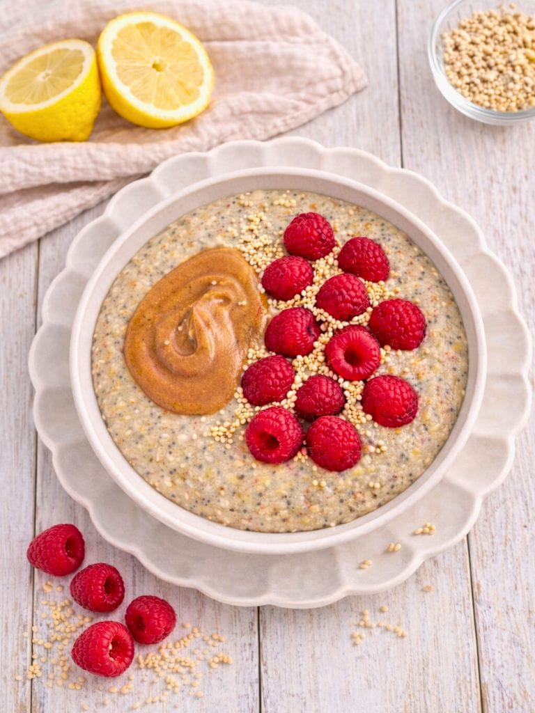 Veganer Grießbrei mit Zitrone, Mohn und frischen Himbeeren