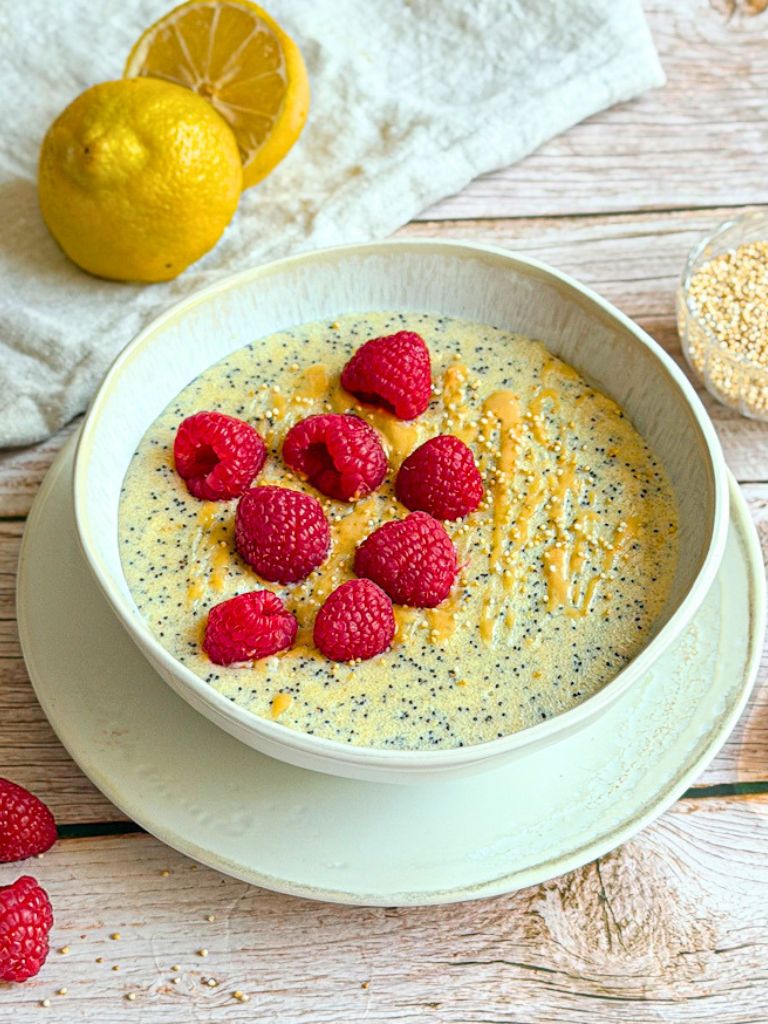 Cremiger Zitronen-Grießbrei mit Himbeeren und gepufftem Amaranth.