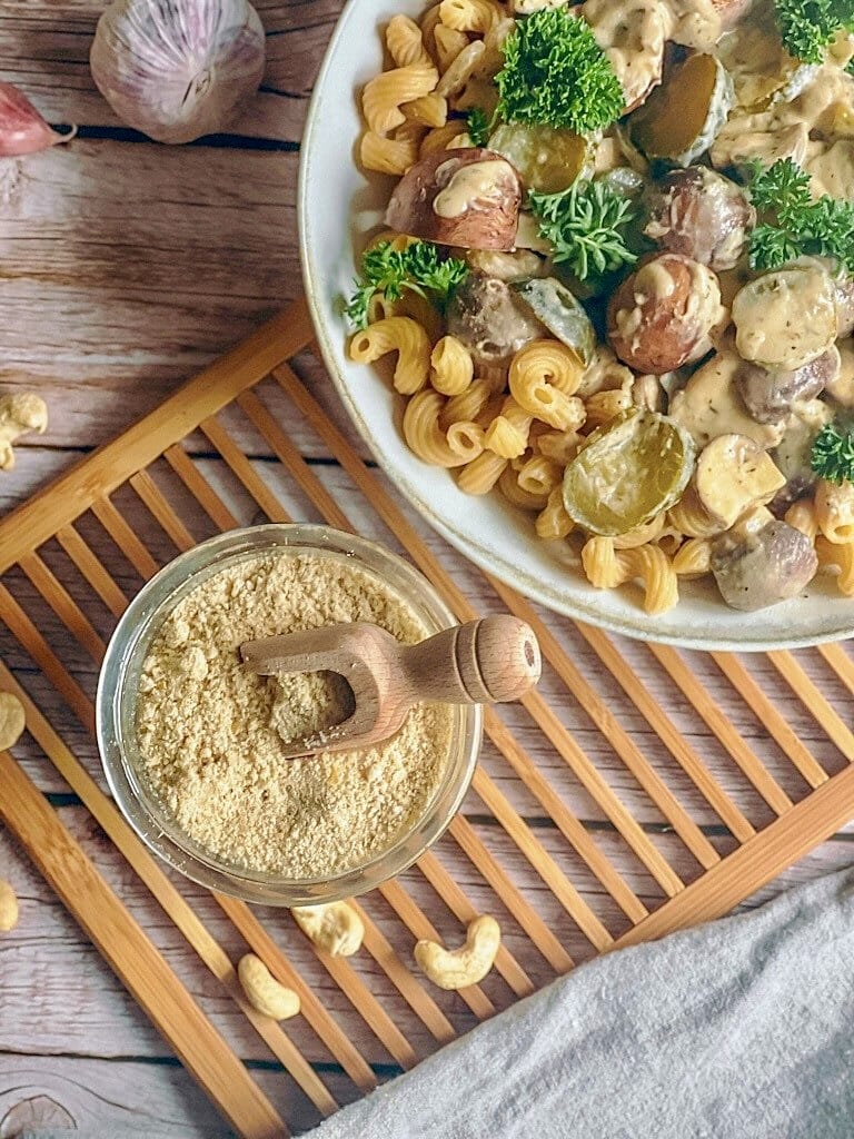 Veganer Parmesan aus Cashewnüssen und Hefeflocken in einem Glas.