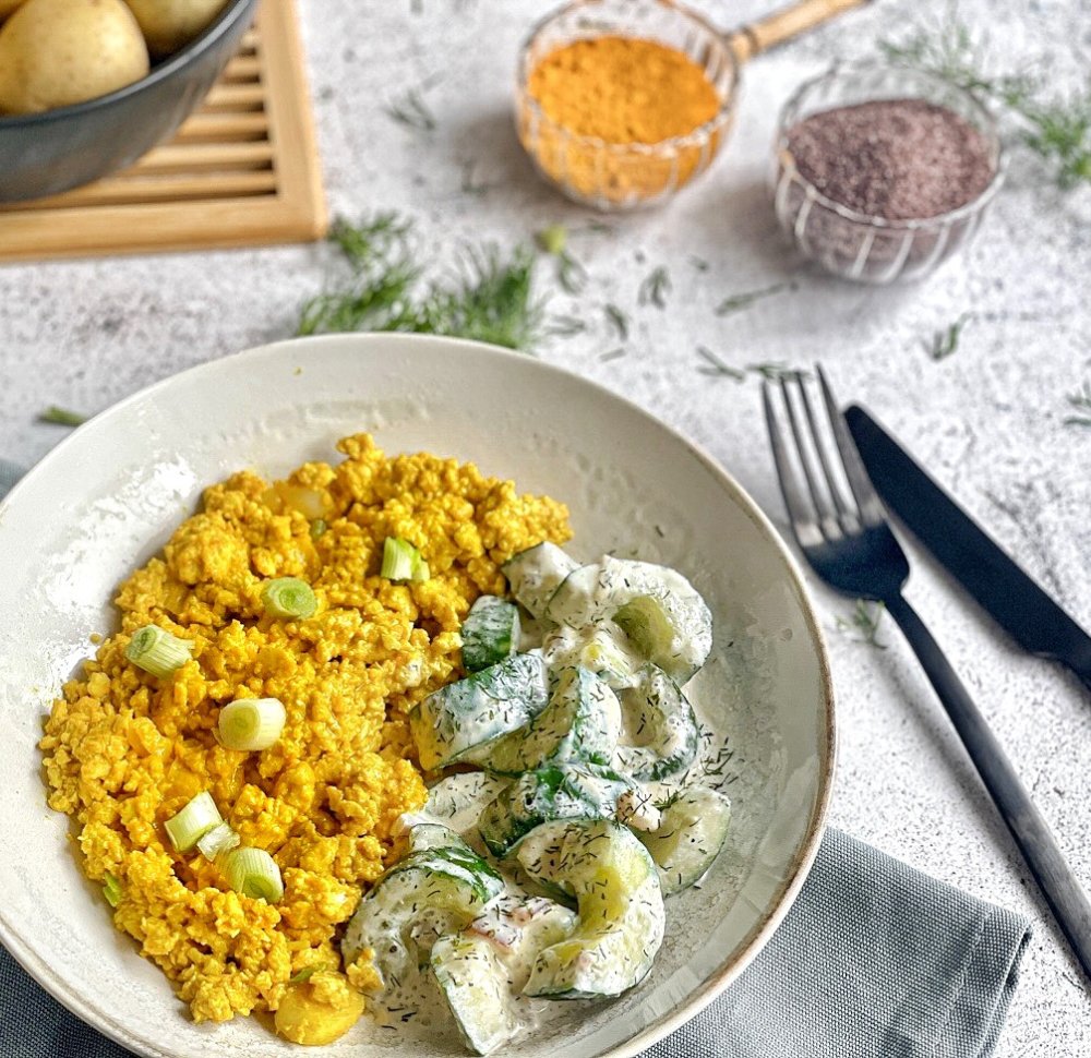 Veganes Rührei mit sahnigem Gurkengemüse.