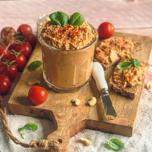 Veganer Tomatenaufstrich auf Cashewbasis in einem Glas.