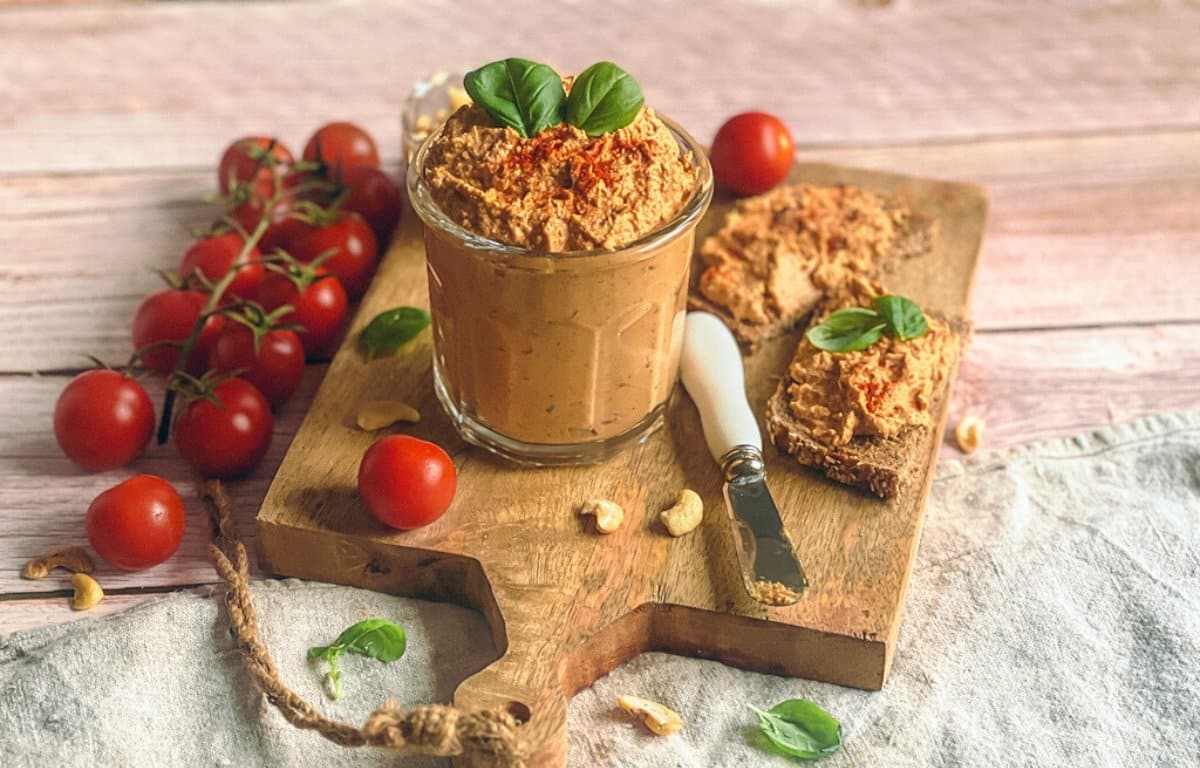 Veganer Tomatenaufstrich auf Cashewbasis in einem Glas.