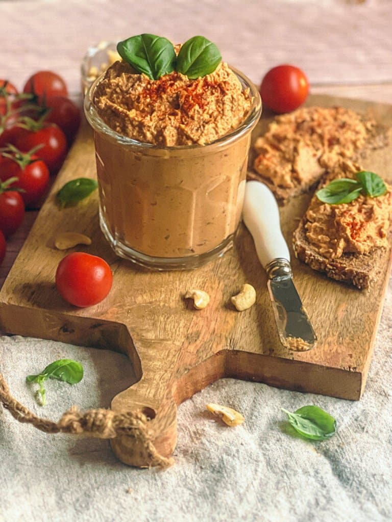 Veganer Tomatenaufstrich auf Cashewbasis in einem Glas.