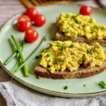 Veganes Rührei/Leckerer Rührtofu mit Schnittlauch auf Vollkornbrot.