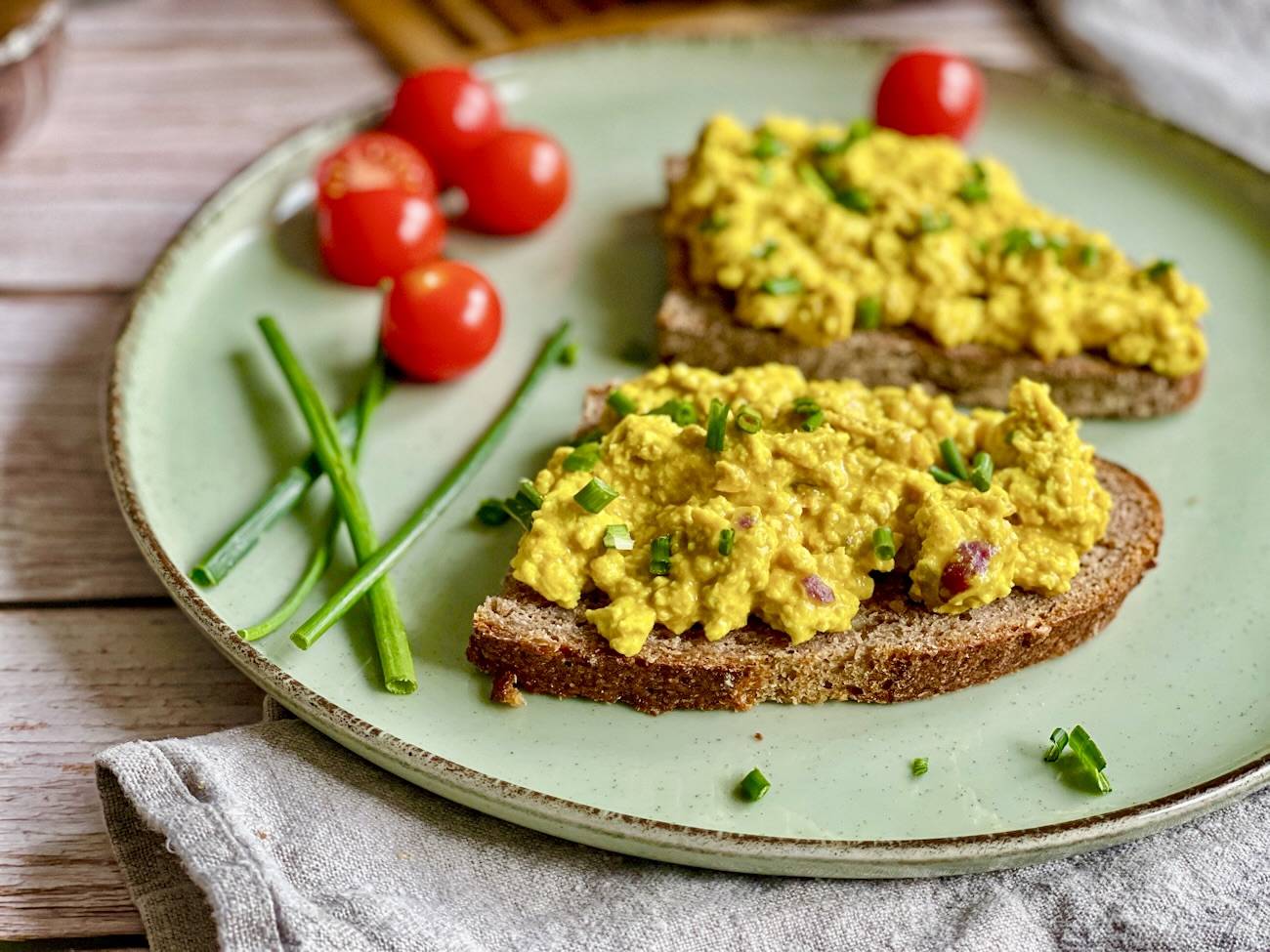 Veganes Rührei/Leckerer Rührtofu mit Schnittlauch auf Vollkornbrot.